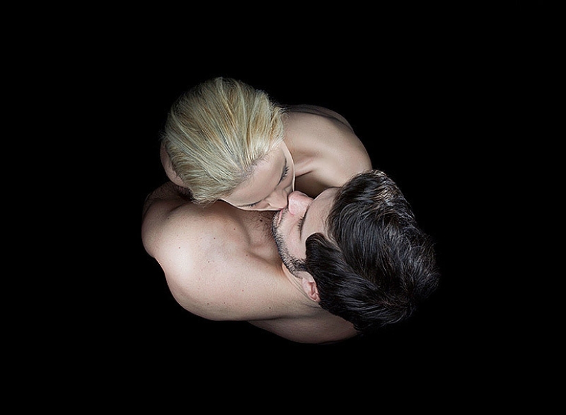 The beauty of a kiss in the photo series of the British photographer Andy Barter