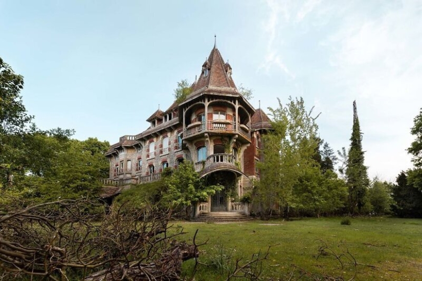 The beauty of abandoned castles in the lens Jahz Design