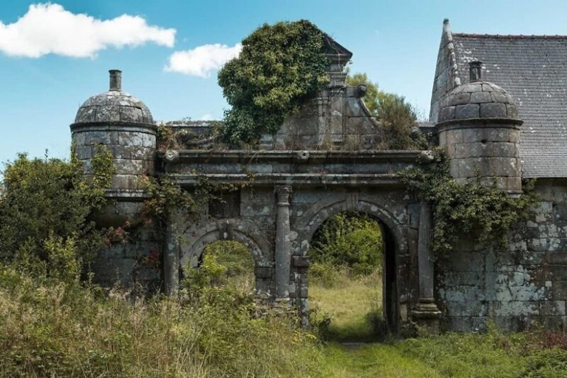 The beauty of abandoned castles in the lens Jahz Design