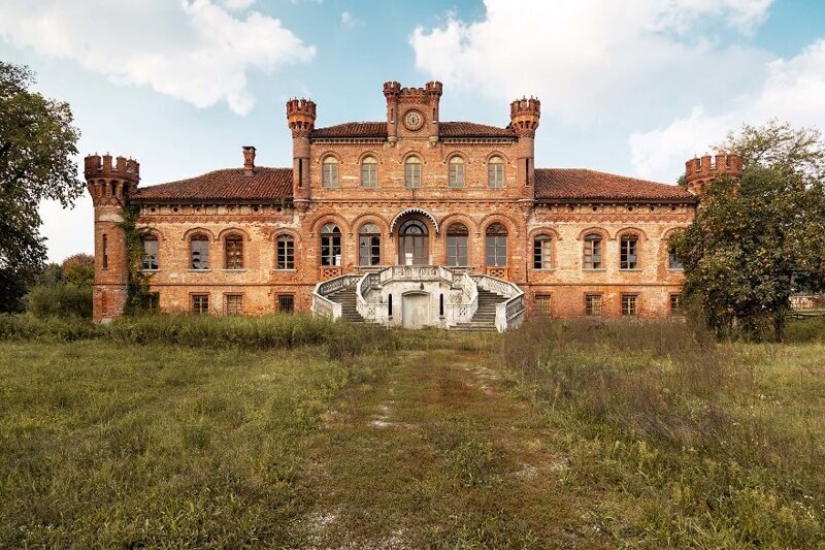 The beauty of abandoned castles in the lens Jahz Design