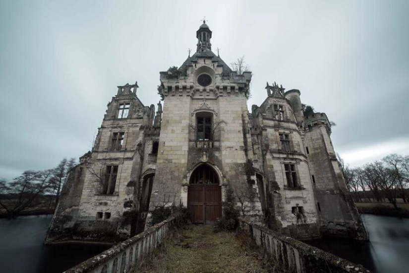 The beauty of abandoned castles in the lens Jahz Design