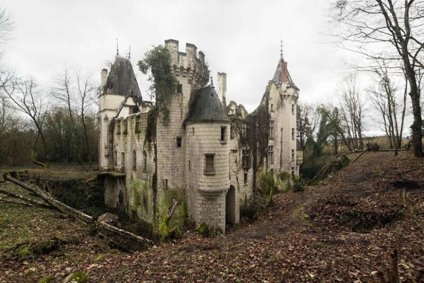 The beauty of abandoned castles in the lens Jahz Design