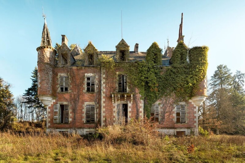 The beauty of abandoned castles in the lens Jahz Design