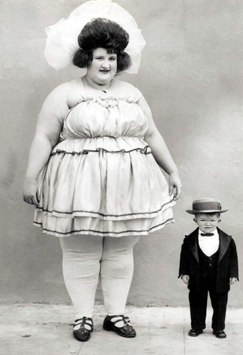 The biggest woman and the smallest man - the story of one photograph