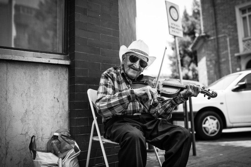 The Black and White Magic of Giulio Magnifico's Street Portraits