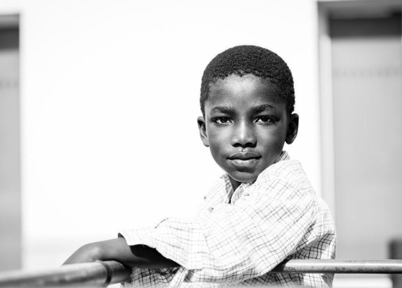 The Black and White Magic of Giulio Magnifico's Street Portraits