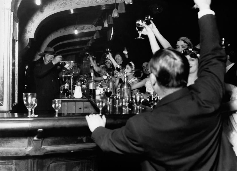 The century-old history of the main cabaret of the world "Moulin Rouge" in photos