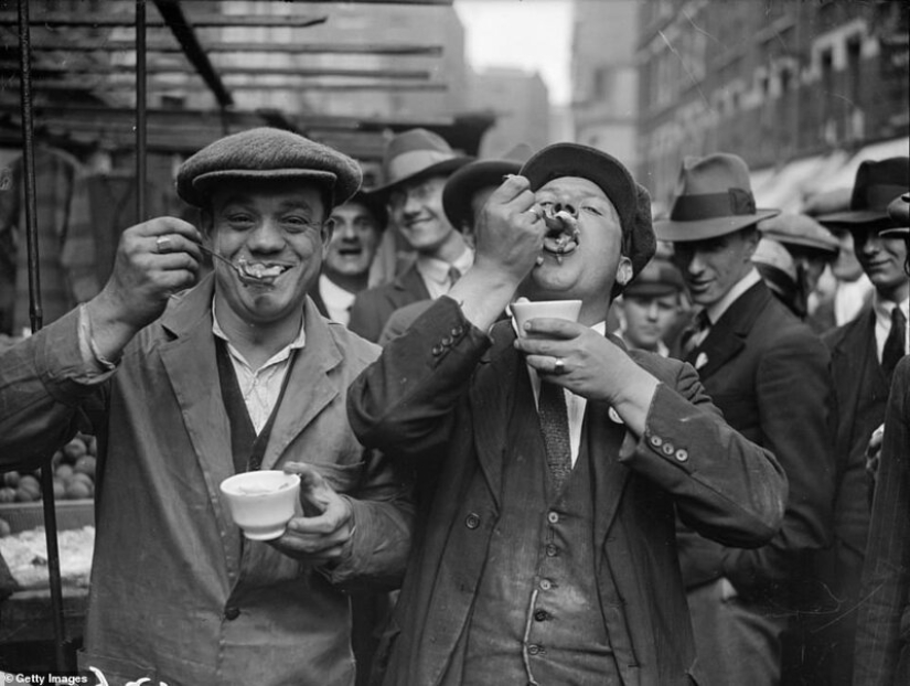 The East End of London and its people: photographs of the early XX century