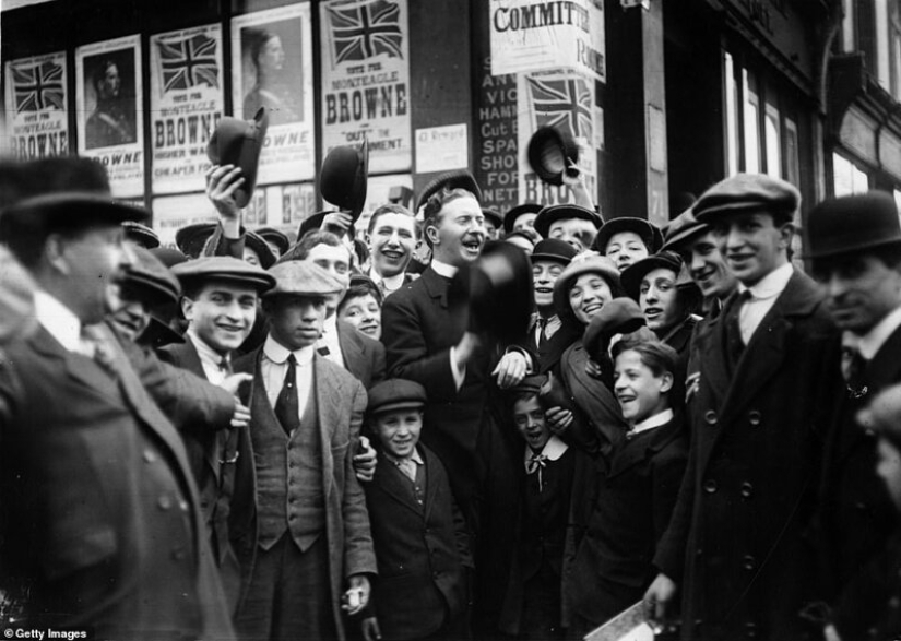 The East End of London and its people: photographs of the early XX century