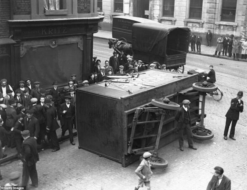 The East End of London and its people: photographs of the early XX century