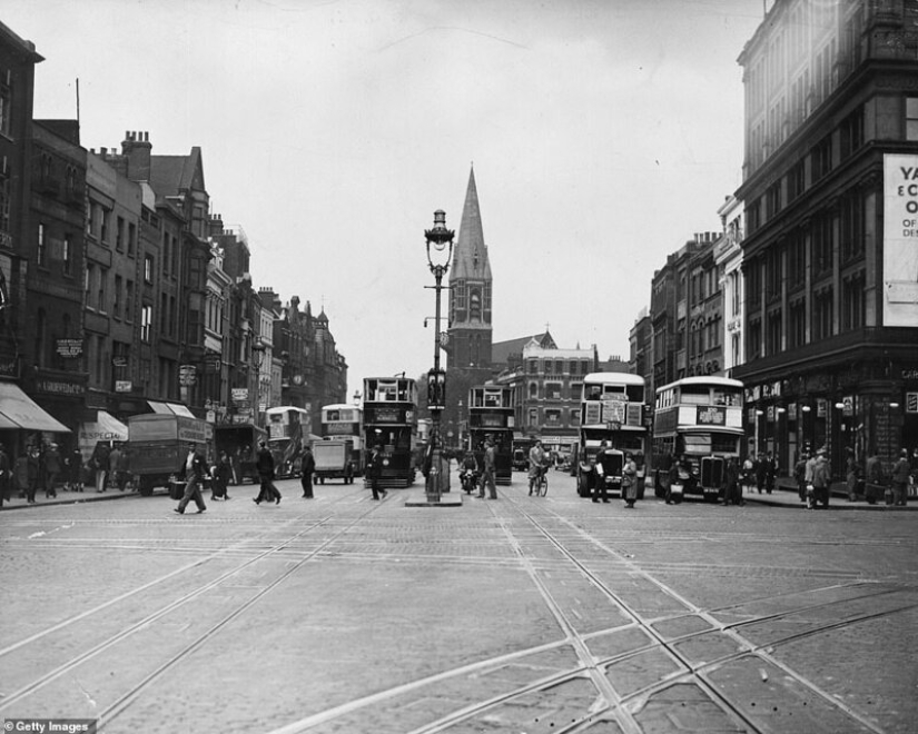 The East End of London and its people: photographs of the early XX century