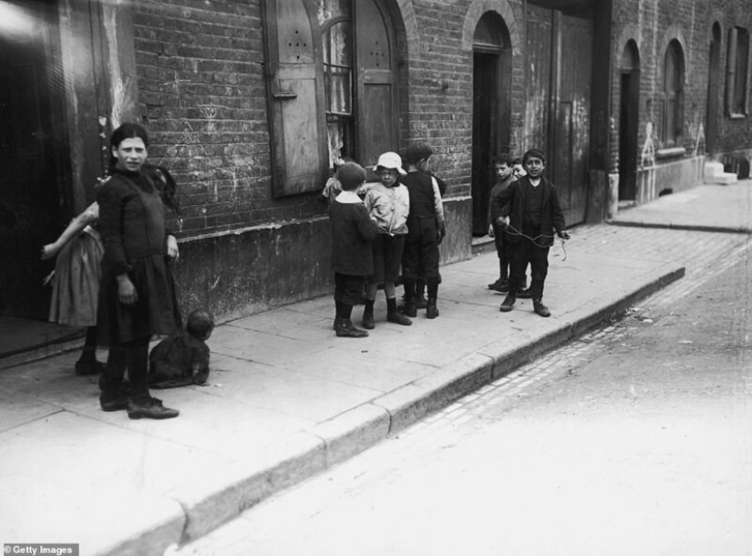 The East End of London and its people: photographs of the early XX century