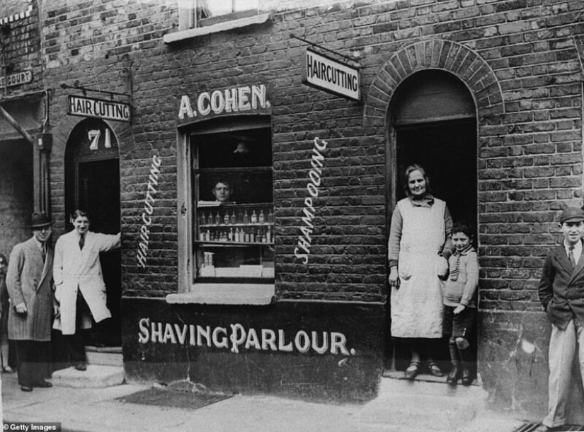 The East End of London and its people: photographs of the early XX century