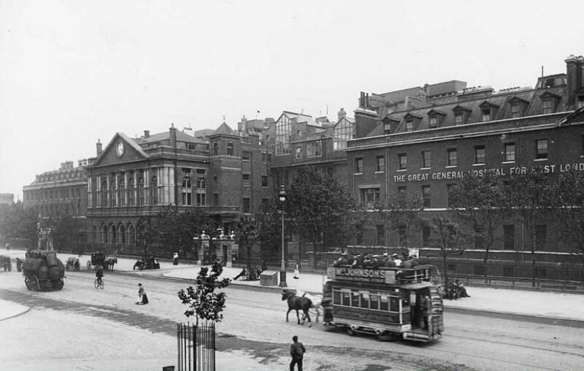 The East End of London and its people: photographs of the early XX century