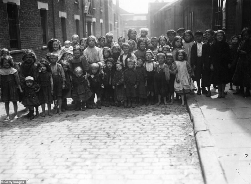 The East End of London and its people: photographs of the early XX century