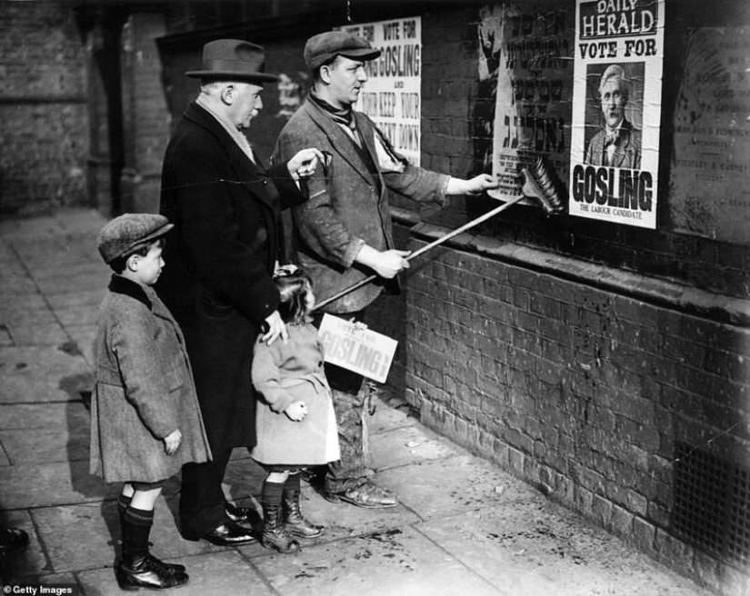 The East End of London and its people: photographs of the early XX century