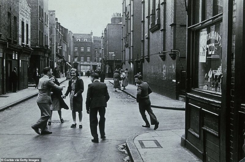 The East End of London and its people: photographs of the early XX century