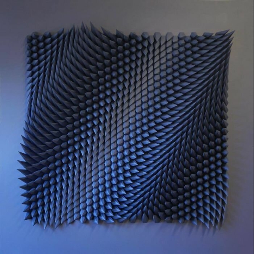 The engineer creates from paper geometric paintings and gifs, from which the eyes go crazy