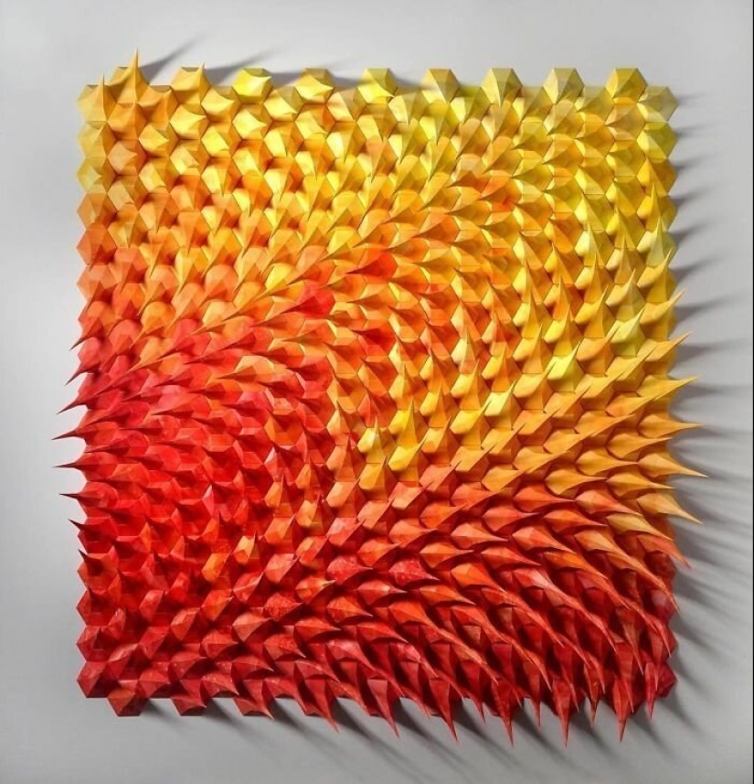 The engineer creates from paper geometric paintings and gifs, from which the eyes go crazy