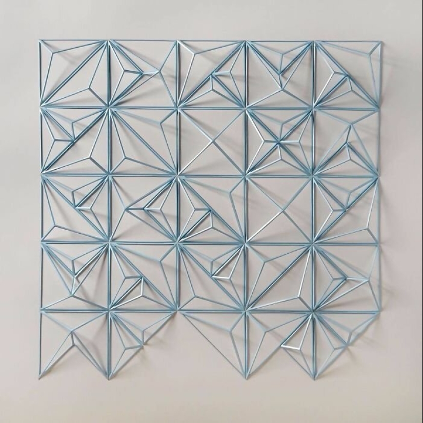 The engineer creates from paper geometric paintings and gifs, from which the eyes go crazy