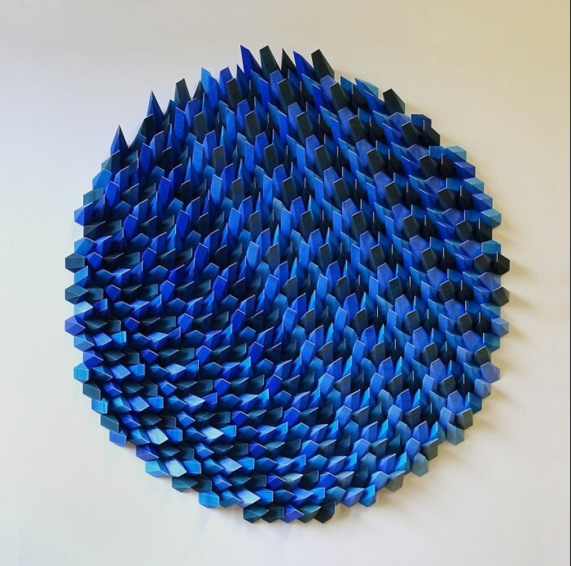 The engineer creates from paper geometric paintings and gifs, from which the eyes go crazy