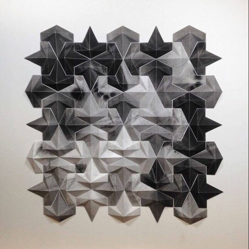 The engineer creates from paper geometric paintings and gifs, from which the eyes go crazy