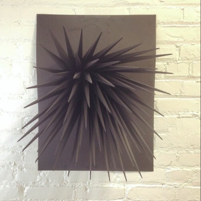 The engineer creates from paper geometric paintings and gifs, from which the eyes go crazy