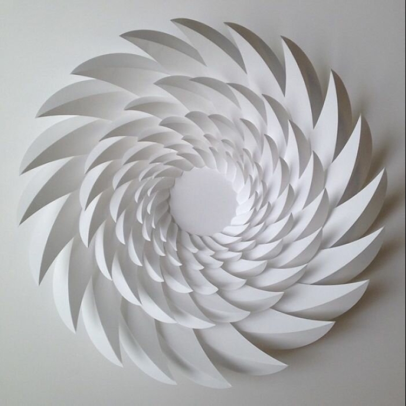 The engineer creates from paper geometric paintings and gifs, from which the eyes go crazy