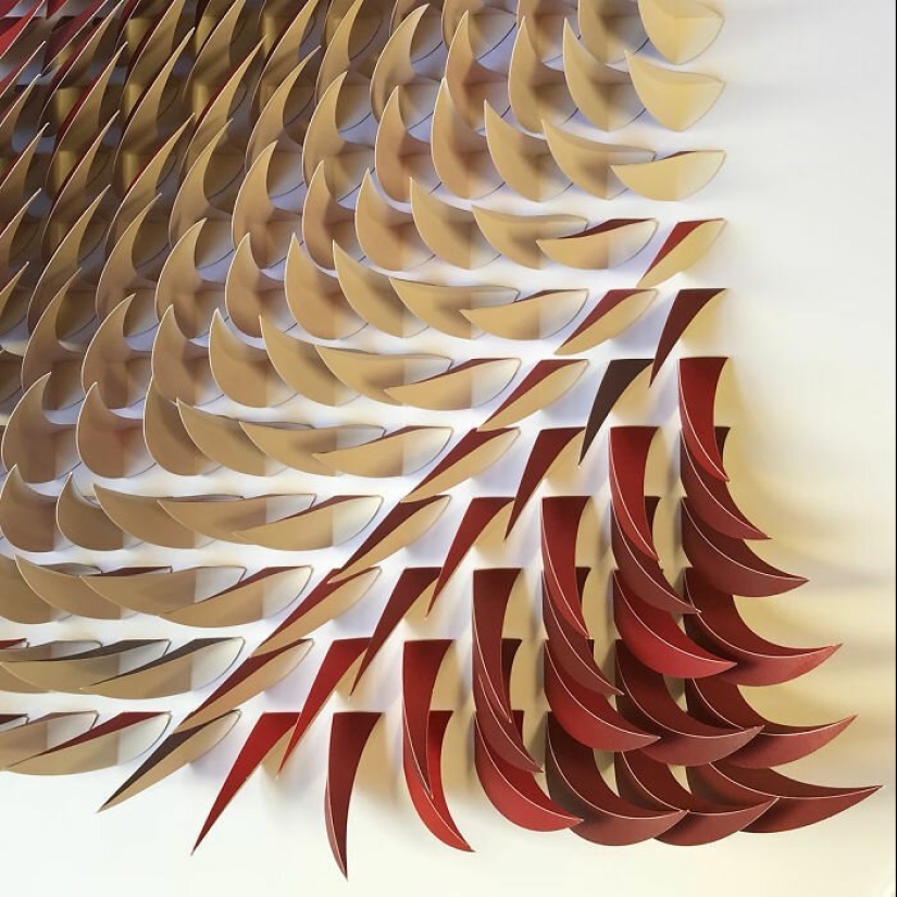 The engineer creates from paper geometric paintings and gifs, from which the eyes go crazy