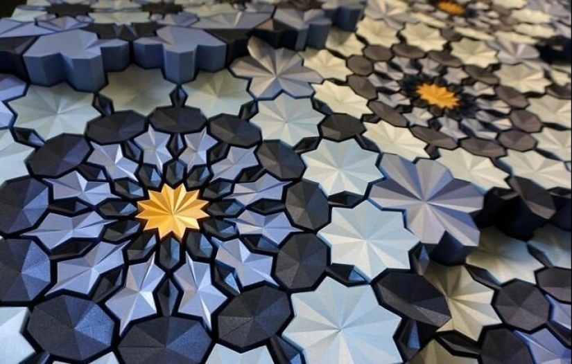 The engineer creates from paper geometric paintings and gifs, from which the eyes go crazy