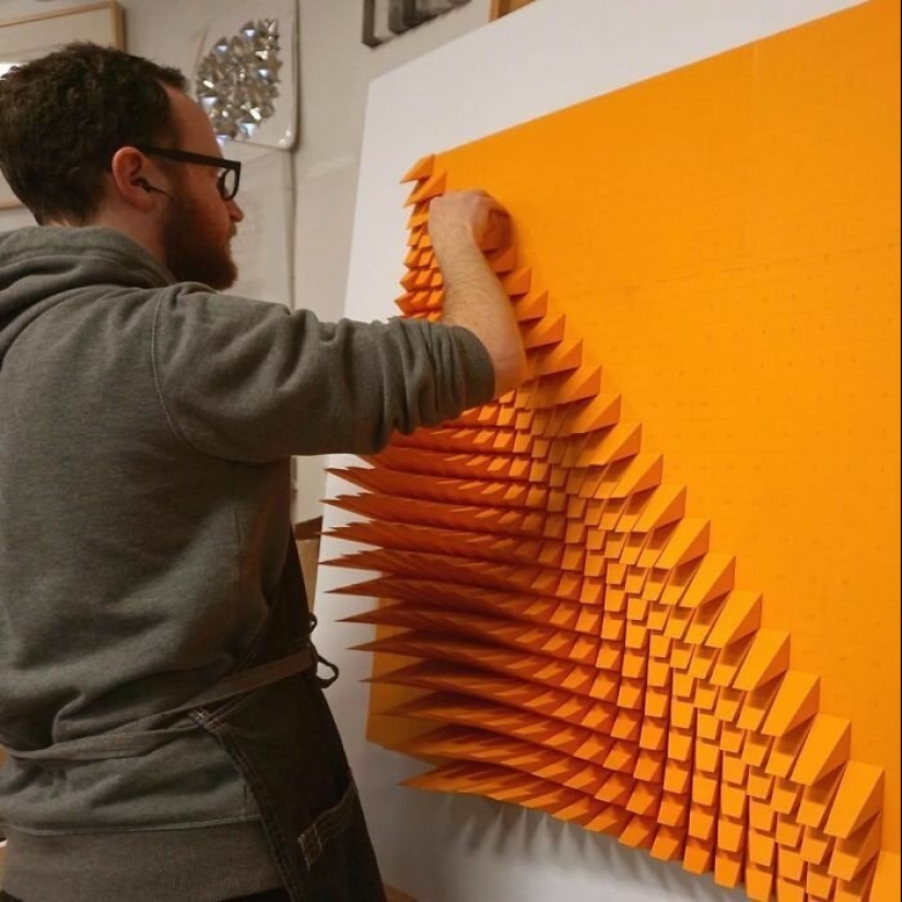 The engineer creates from paper geometric paintings and gifs, from which the eyes go crazy