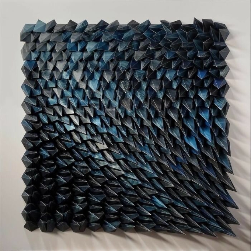 The engineer creates from paper geometric paintings and gifs, from which the eyes go crazy