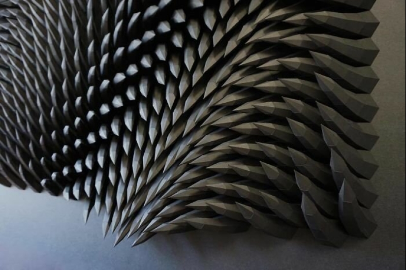 The engineer creates from paper geometric paintings and gifs, from which the eyes go crazy