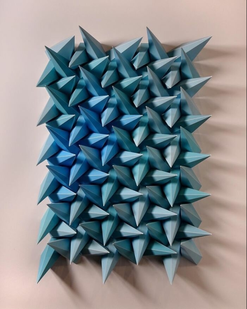 The engineer creates from paper geometric paintings and gifs, from which the eyes go crazy