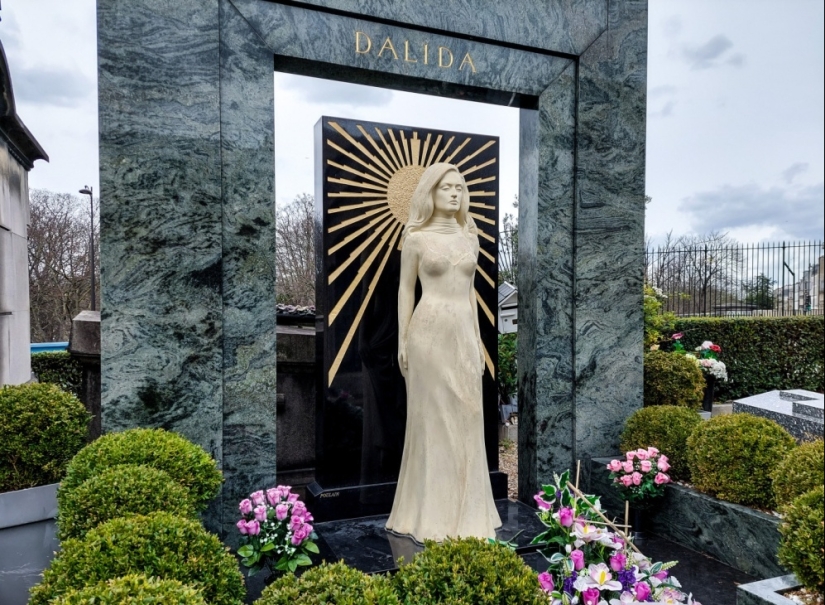 The Evil Fate of Singer Dalida: Success, Fame, and the Cycle of Deaths