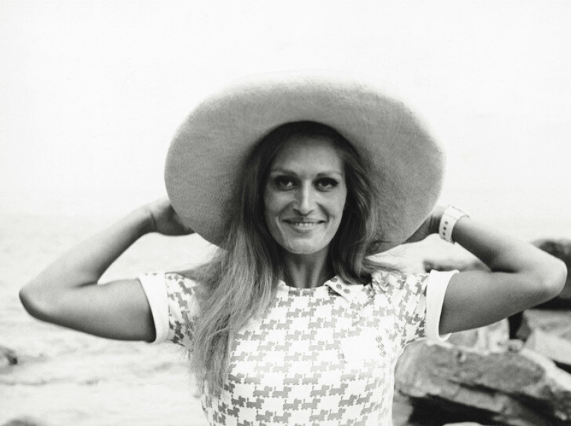 The Evil Fate of Singer Dalida: Success, Fame, and the Cycle of Deaths