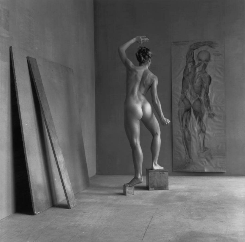 The female body and geometry in the work of photographer Christian Coigny