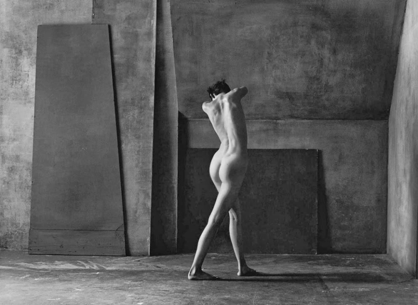 The female body and geometry in the work of photographer Christian Coigny