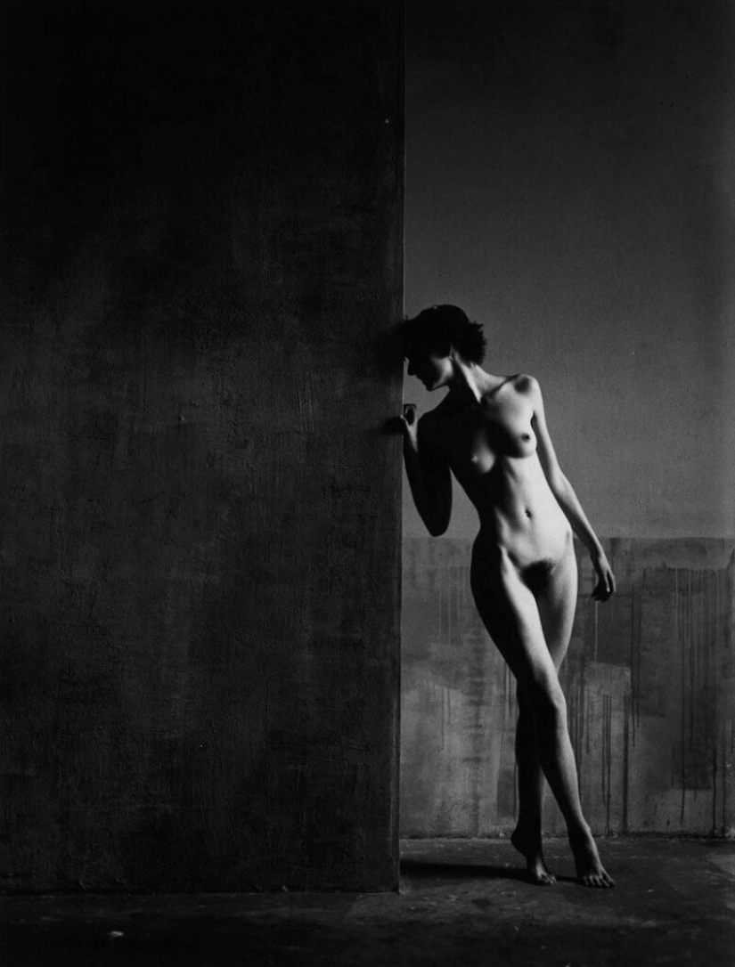 The female body and geometry in the work of photographer Christian Coigny