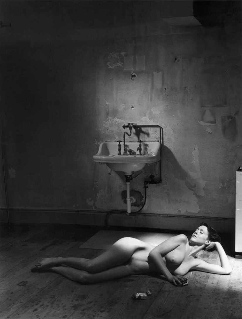 The female body and geometry in the work of photographer Christian Coigny