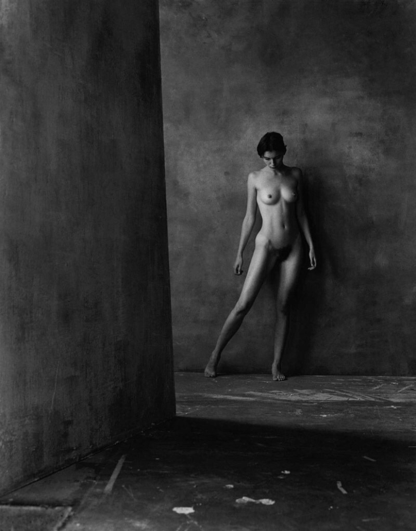 The female body and geometry in the work of photographer Christian Coigny