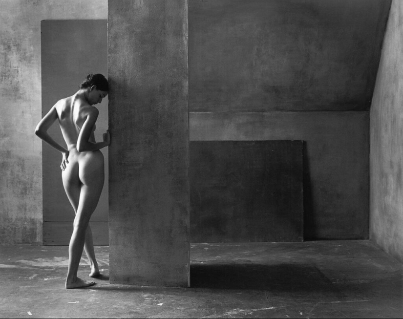 The female body and geometry in the work of photographer Christian Coigny