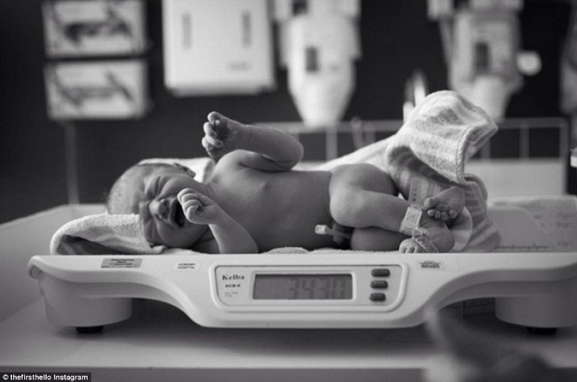 The First &quot;Hello&quot;: A Photo Project About the First Meeting of a Mother and Baby