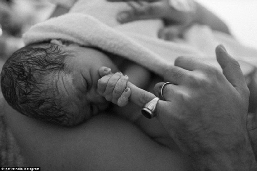 The First &quot;Hello&quot;: A Photo Project About the First Meeting of a Mother and Baby