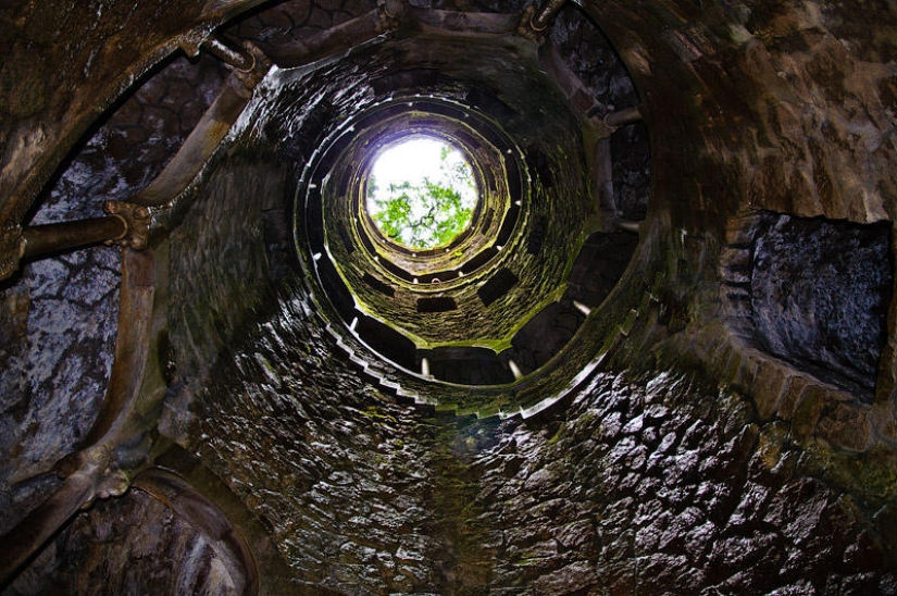 The inverted tower of the Freemasons: the well Dedication