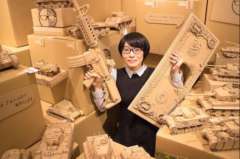 The Japanese woman never throws away cardboard boxes: she finds a better use for them