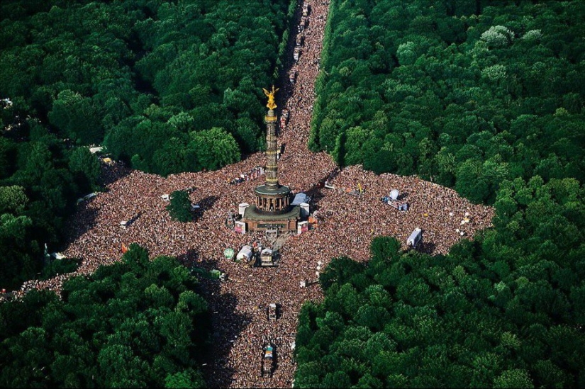 The legendary photo project &quot;Earth seen from the sky&quot;