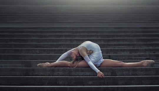 The magic of dancing with the metropolis: a magnificent series of photos of gymnasts and dancers from Dimitri Rulland