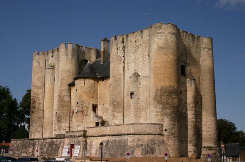 The Marquise de Maintenon-unofficial Queen of France, founder of the first girls ' school