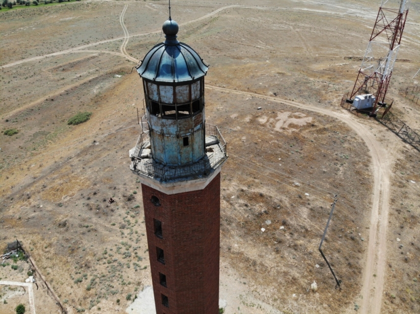 The miracle in the desert: both in 30 km from the sea near Astrakhan appeared lighthouse